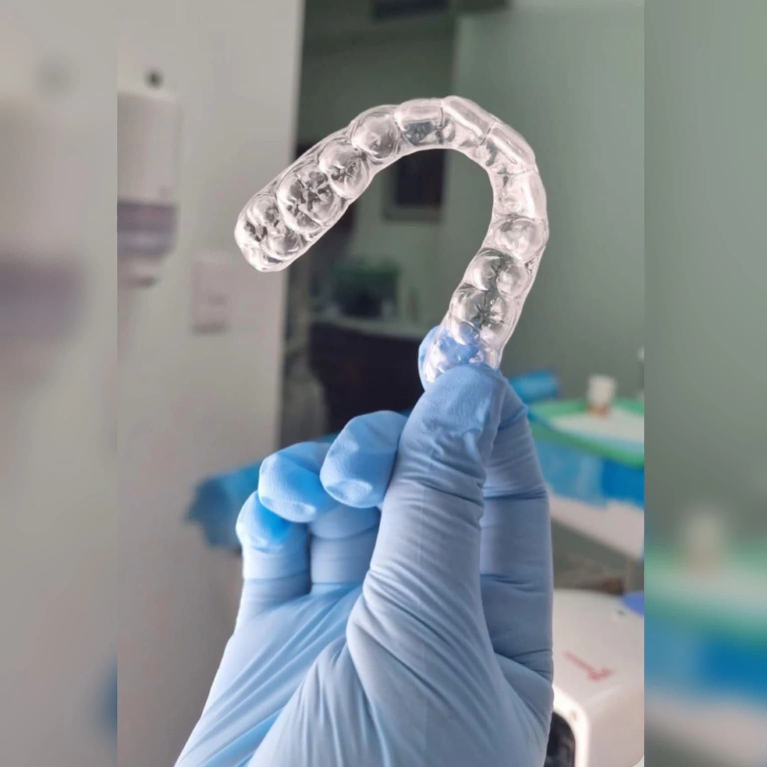 Прозорий елайнер крупним планом